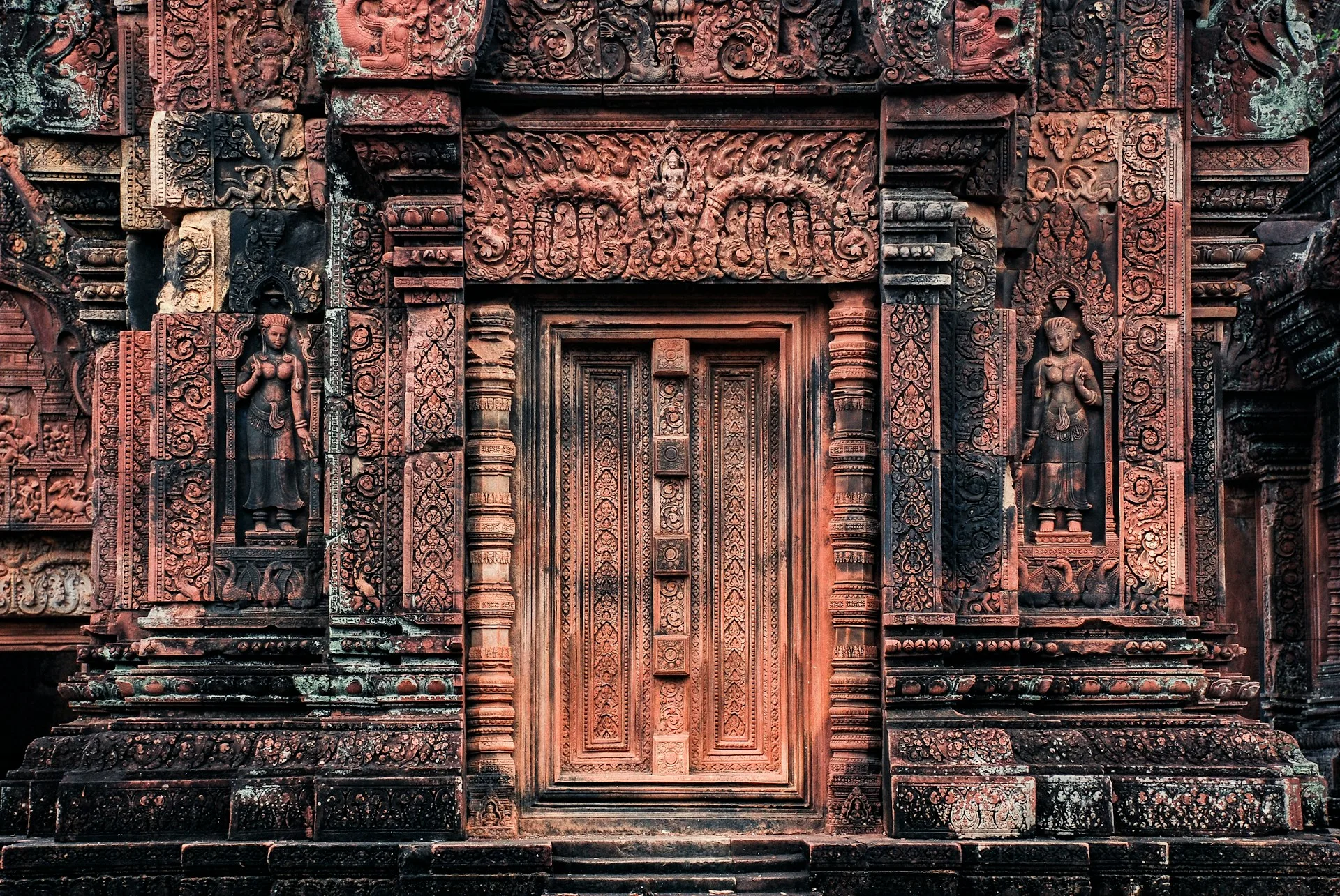 Banteay Srei temple carvings