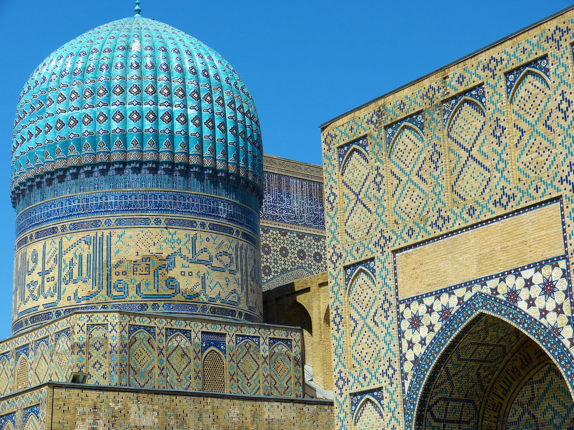 Bibi-Khanym Mosque massive archway