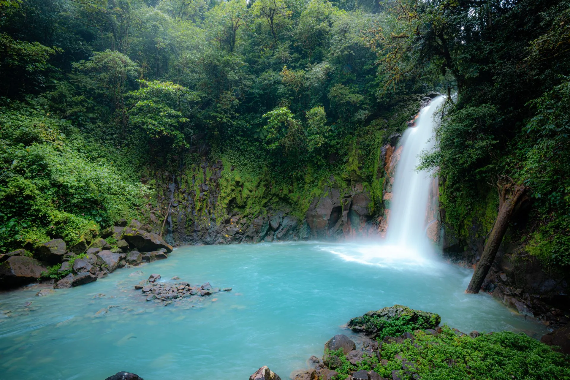 Rio Celeste turquoise waterfall photography location