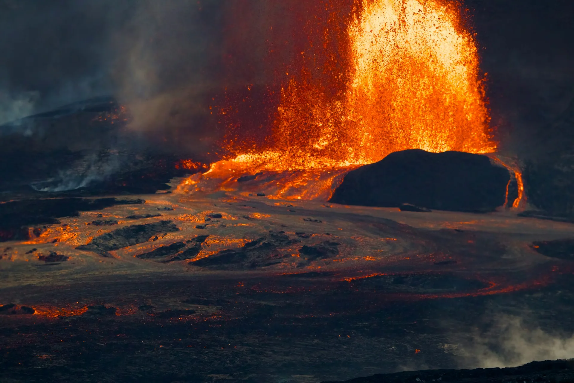 Kilauea volcano lava glow at night