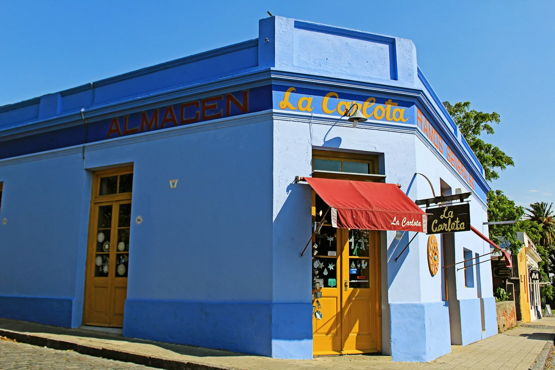 Colorful colonial houses with cobblestone streets in Colonia del Sacramento